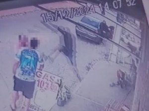 [Vídeo] Homem com camisa de organizada é espancado por seis homens encapuzados, em Maceió