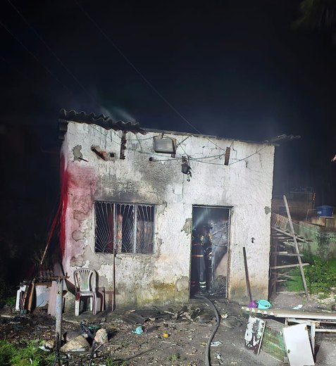 Residência fica completamente destruída em incêndio registrado no bairro do Prado, em Maceió