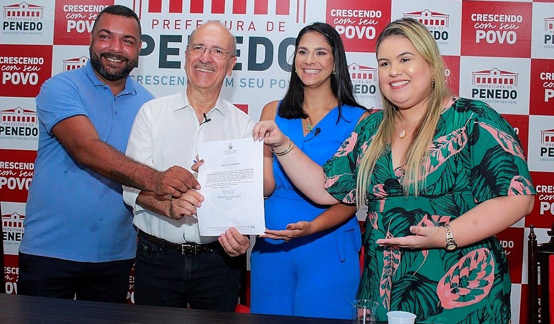 Prefeito Ronaldo Lopes empossa Teresa Machado na Secretaria de Cultura de Penedo