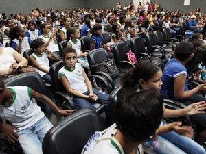 Cine Esmal recebe 260 crianças de escola pública