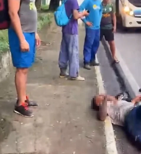 Homem que tentava assaltar mulheres em ponto de ônibus é derrubado por van e preso em Maceió