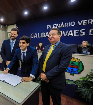 Filho de Silvania Barbosa toma posse na Câmara Municipal de Maceió