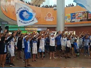 Torcida azulina recepciona delegação do CSA com festa em aeroporto