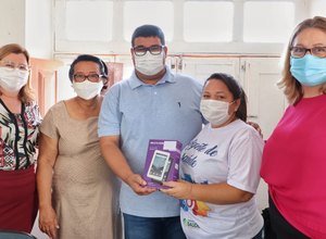 Prefeita de Porto Calvo entrega tablets aos agentes de saúde