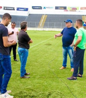 Equipe de esporte avalia manutenção do Estádio Municipal de Arapiraca
