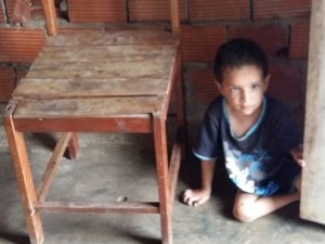 Voluntários tentam ajudar criança  em Girau