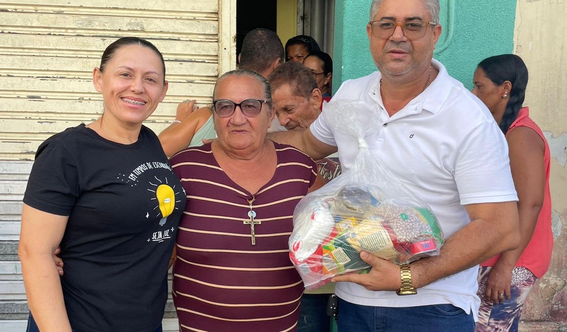 Vereador Dé Campo distribui mil cestas básicas em São Sebastião