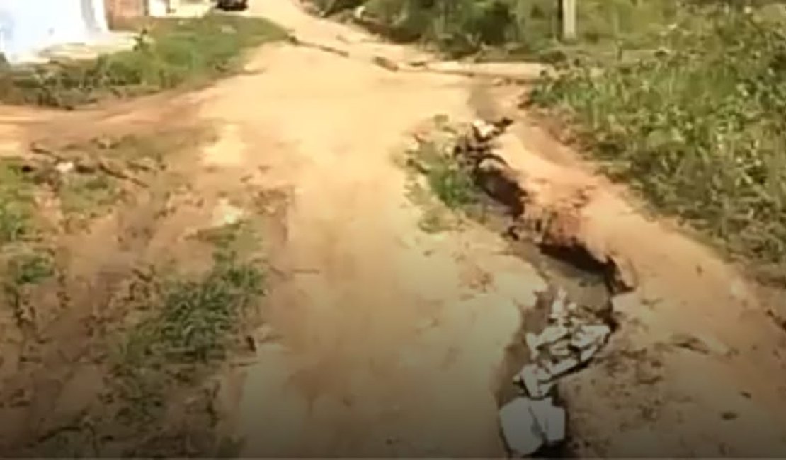 [Vídeo] Buracos em bairro de Arapiraca causam transtornos a quem passa pelo local
