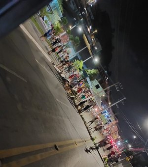 [vídeo] Moradores da Grota do Cigano protestam após tiroteio durante festa para crianças