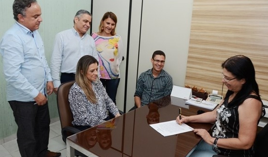 Secretária Rozangela Wyszomirska empossa nova diretora geral da UE do Agreste