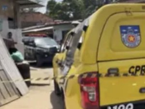 Jovem de 20 anos é morto a tiros em frente de casa na Grota da Moenda