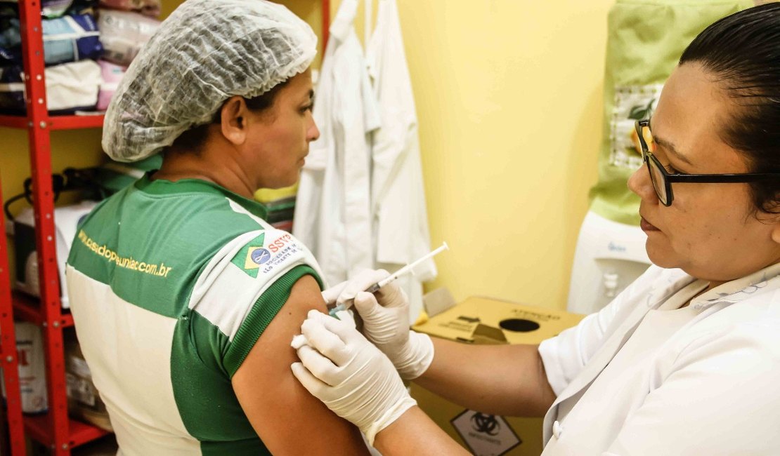 Campanha contra a gripe vacina idosos e funcionários públicos de União dos Palmares