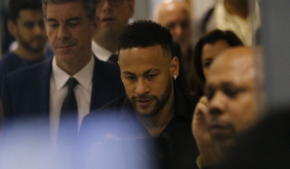 Justiça determina arquivamento de processo contra Neymar