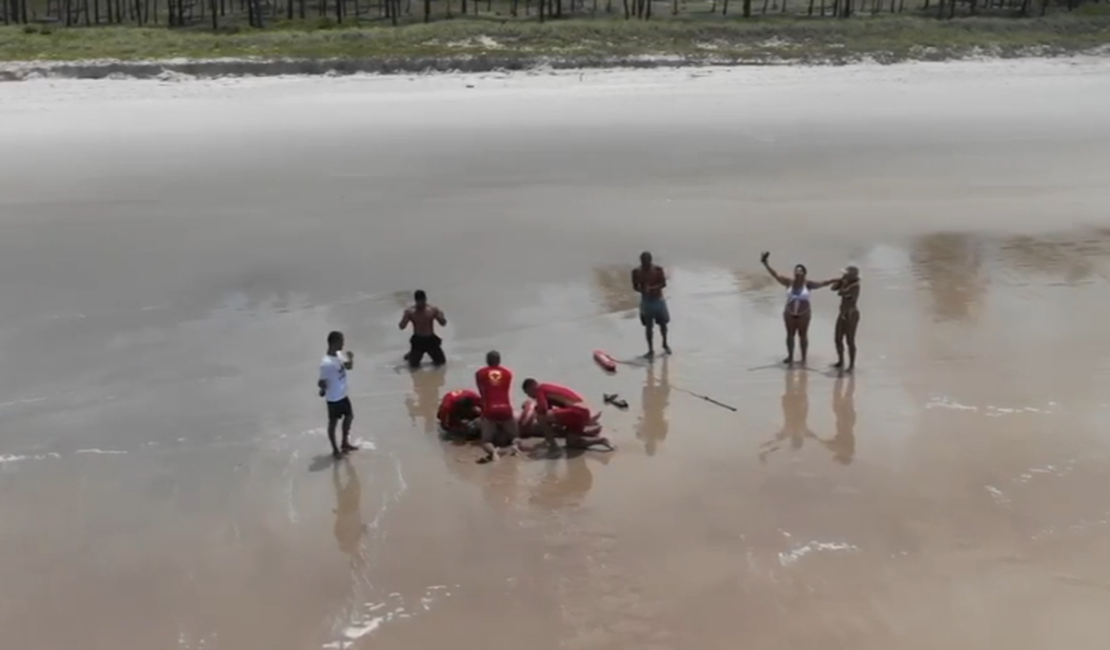 [Vídeo] Homem morre após se afogar na Praia do Francês durante feriado