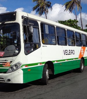 Ônibus da empresa Veleiro é atacado e incendiado no Trapiche da Barra