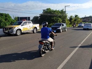 Colisão entre carro e moto resulta em uma morte na AL-101 Norte, em Paripueira