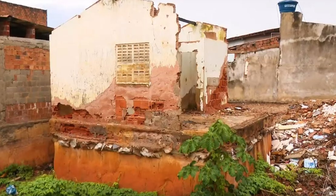 Casa que idosas escavaram quintal vira lixão no Benedito Bentes