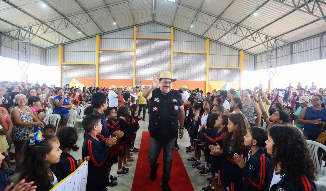 Prefeito Gilberto Gonçalves entrega kits fardamento para 20 mil alunos da rede municipal de Rio Largo