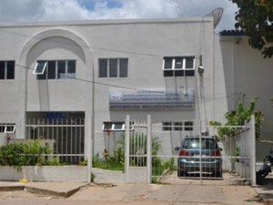 Continua internada criança que sofreu queimaduras com soda cáustica