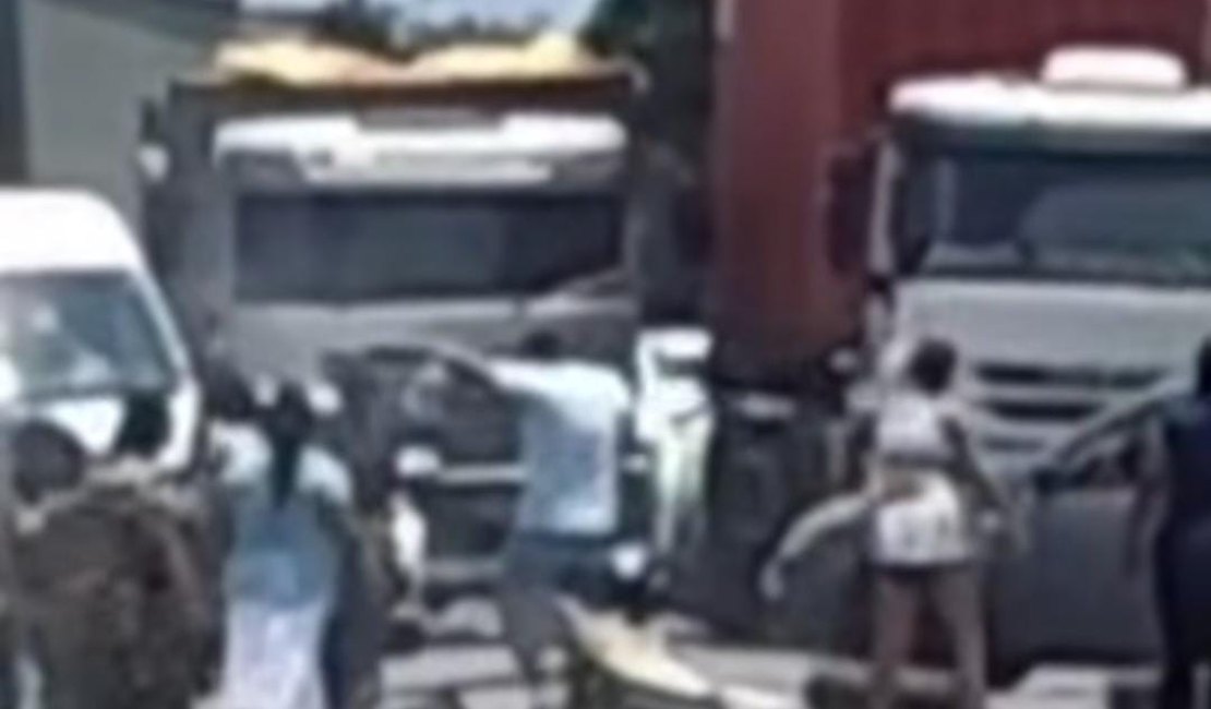 Moradores bloqueiam BR-104 por causa da falta d’água em Rio Largo