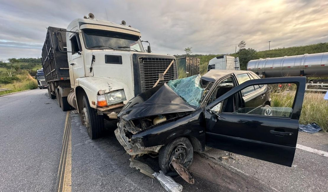 Idoso morre após colisão frontal entre carro e carreta na BR-101, em Pilar