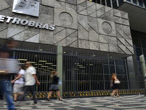 Bolsonaro diz que troca na Petrobras é natural e prega previsibilidade