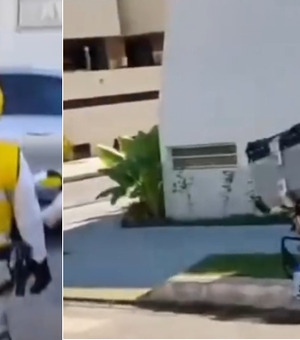 Motociclistas cercam prédio na Ponta Verde após suposto calote em pedido de comida