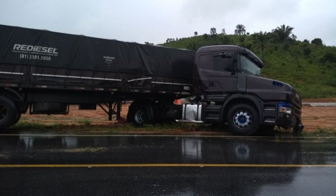 Caminhoneiro perde controle da direção e carreta fica atravessada na BR 101