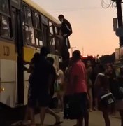 Passageiros causam confusão tentando invadir ônibus no litoral de Maceió