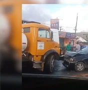 Colisão entre caminhão e carro provoca engavetamento de cinco veículos e deixa ferido na Via Expressa