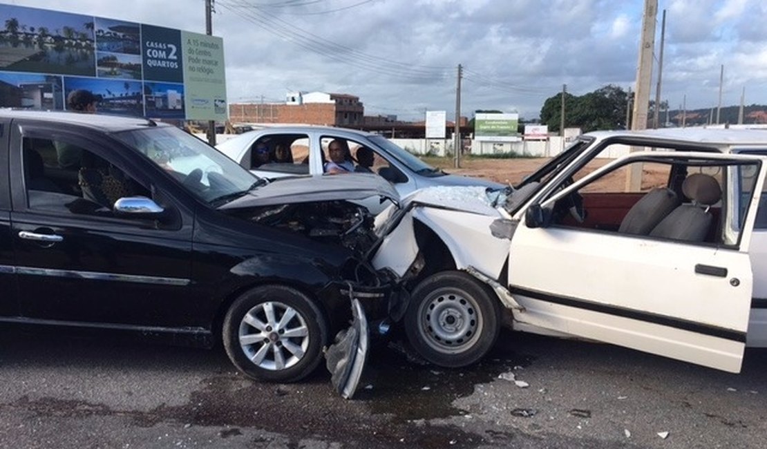 Colisão entre veículos deixa dois feridos na AL-215