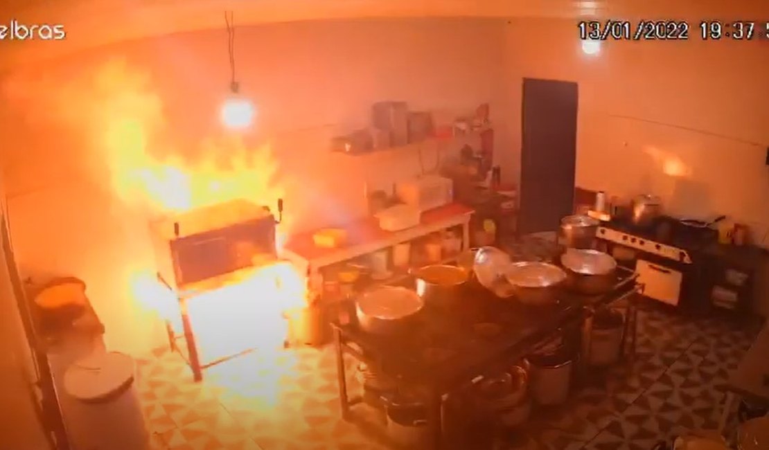 [Vídeos] Explosão de botijão de gás destrói parcialmente cozinha de restaurante, em Penedo