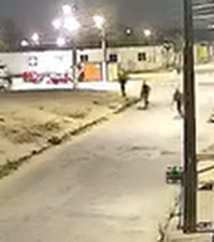 [Vídeo] Dupla é baleada durante ataque a tiros no bairro Mata do Rolo, em Rio Largo