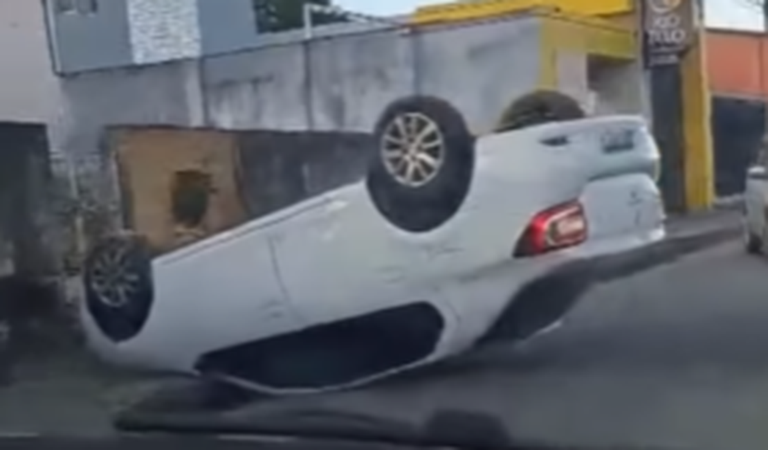 Condutor perde o controle da direção e capota carro em rua de Penedo
