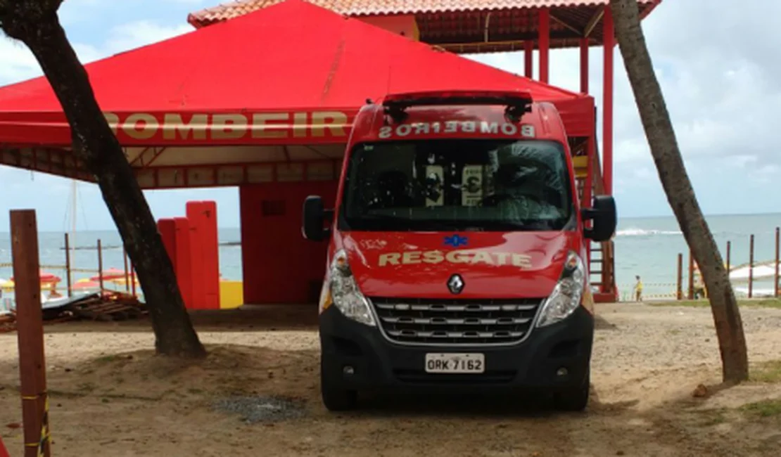 Bombeiros resgatam vítima de afogamento na Praia do Francês, em Marechal Deodoro