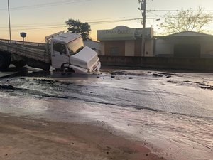 [Vídeo] Caminhão fica atolado em buraco provocado por vazamento de água