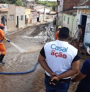 Casal participa de limpeza das ruas atingidas por enchente em Santana do Ipanema