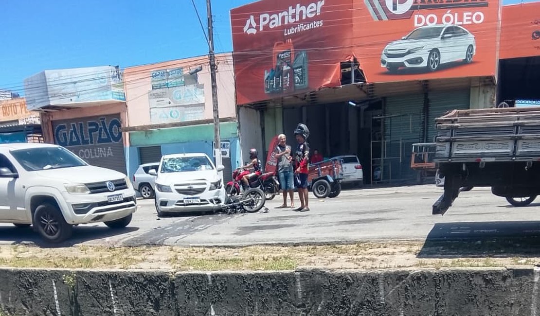 Colisão entre carro e moto é registrada na Av. Senador Rui Palmeira, em Maceió