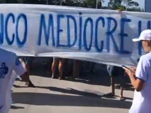 Torcedores do CSA protestam em frente ao CT Gustavo Paiva, em Maceió