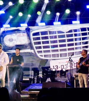 Palmeirenses brindam chegada do Ano Novo com shows pirotécnico e musical