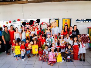 Crianças vivem a magia do natal e recebem presentes do Papai Noel com campanha do Viver Melhor