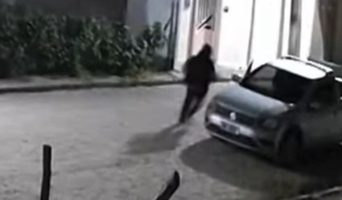 [Vídeo] Imagens mostram suspeito fugindo após matar jovem em Pindorama