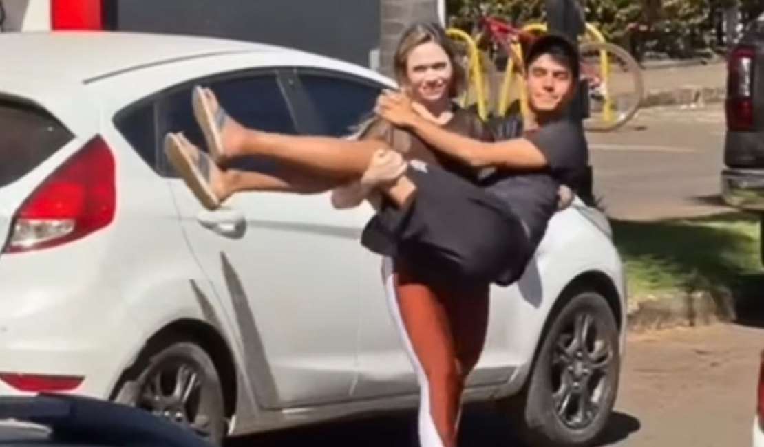 Mulher viraliza carregando marido no colo após ele quebrar o pé
