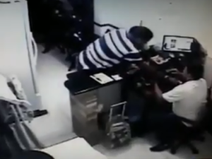 [Vídeo] Dupla invade restaurante japonês e rouba clientes e funcionários 