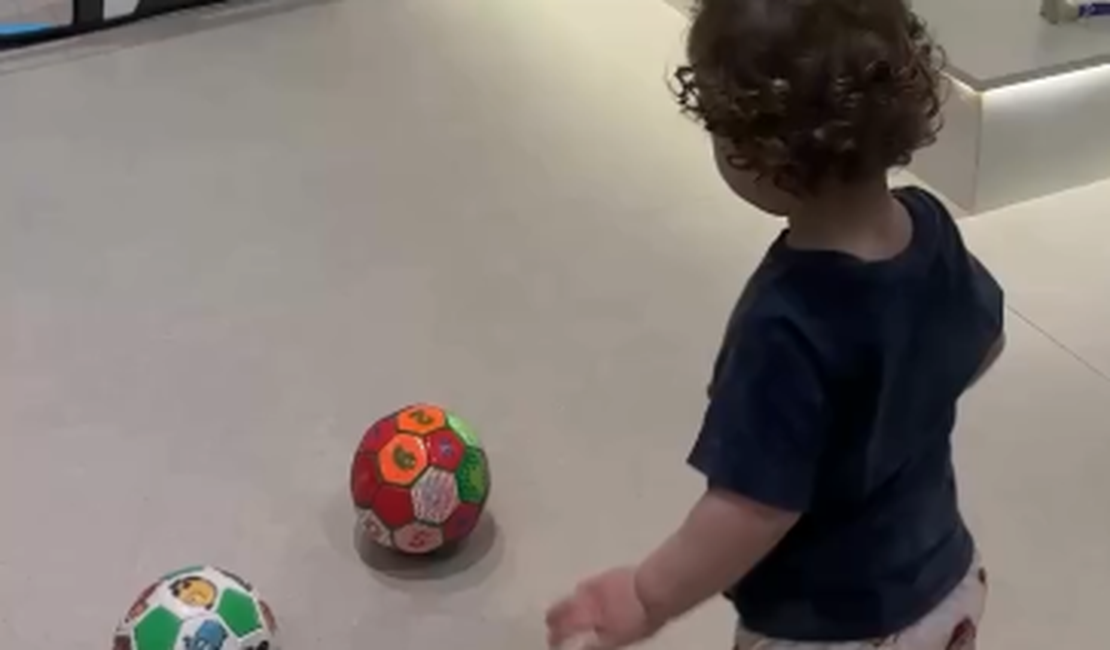 Menino de 1 ano impressiona ao acertar todos os chutes em desafio de futebol