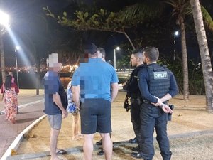 Homem é detido após surto e agressões contra familiares próximo à praia de Jatiúca