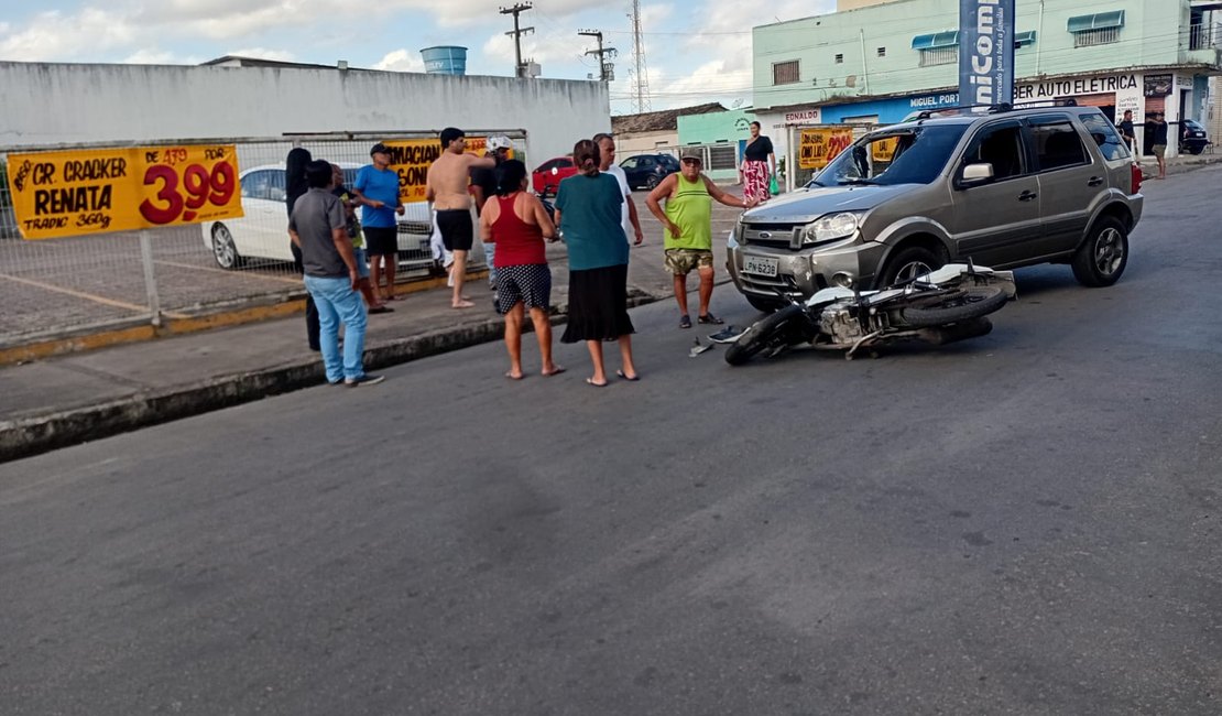 Motociclista é arremessado sobre carro e fica ferido após colisão em Arapiraca