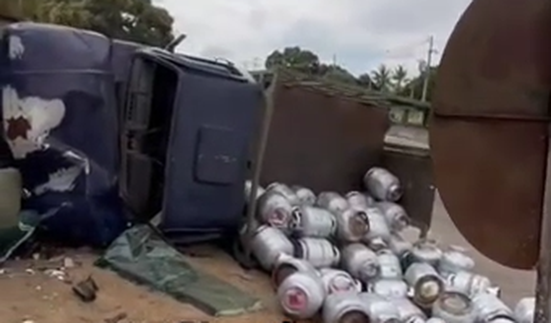Caminhonete com botijões de gás tomba após falha mecânica na AL-220