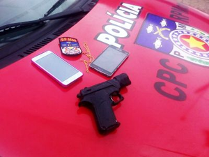 Polícia prende suspeito de roubo portando simulacro de arma de fogo