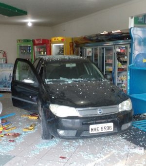 Menor embriagado invade loja com veículo